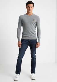 Lyle & Scott V NECK - Jersey de punto - mid grey marl