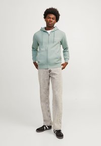 Jack & Jones JORVESTERBRO HOOD - Sweater met rits - gray mist