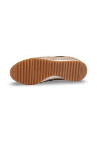 Semelle d'une chaussure présentant un fond en caoutchouc strié avec un bord lisse. La couleur est un brun clair avec une semelle intermédiaire blanche contrastante.