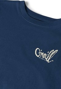 Marineblaues Baumwoll-T-Shirt mit rundem Halsausschnitt und weißem O’Neill-Logo in Kursivschrift auf der Vorderseite. Weiche Textur mit lässiger Passform.
