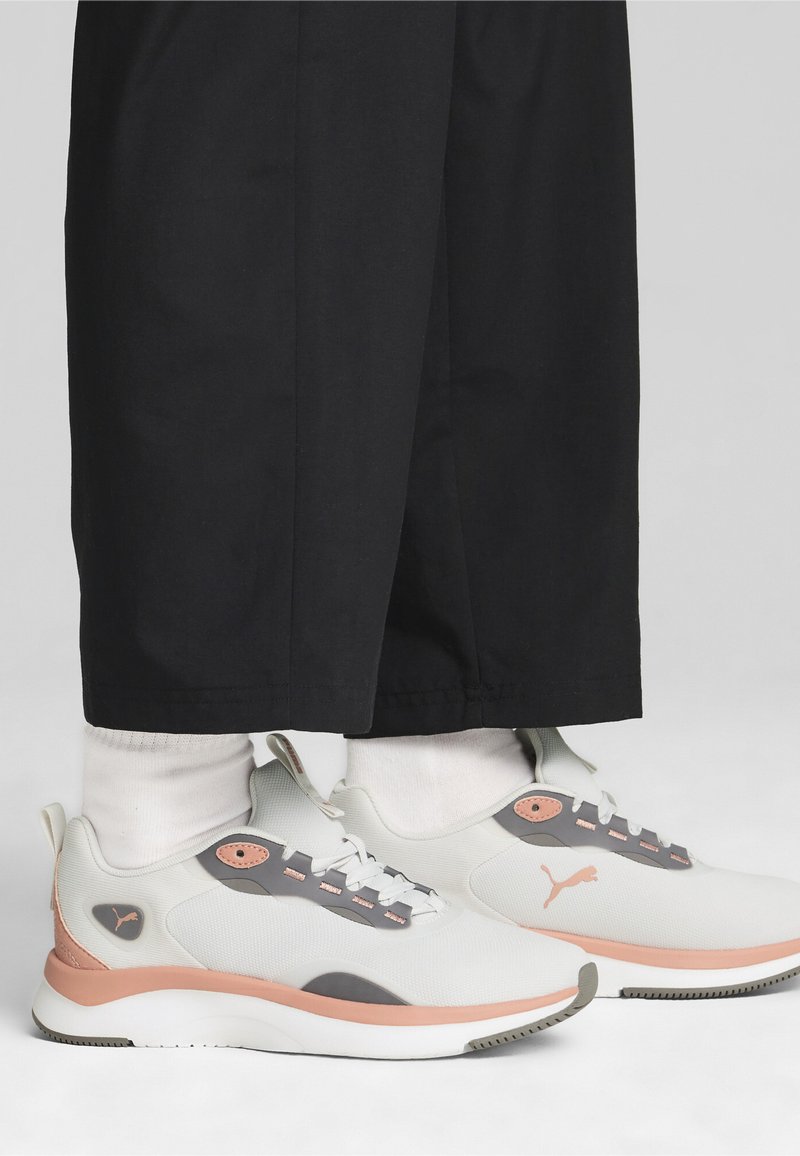 Puma SOFTRIDE ORLA SNEAKERS - Sportcipő - feather gray cast iron deeva peach white