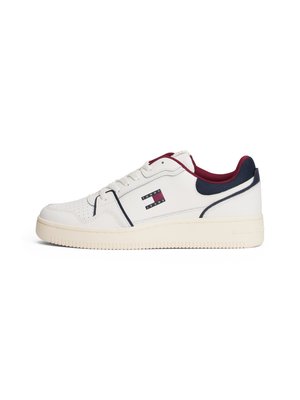 Vita lädersneaker med rund tå, marinblå detaljer, en vinröd krage, perforerad utsmyckning och en texturerad gräddfärgad sula.