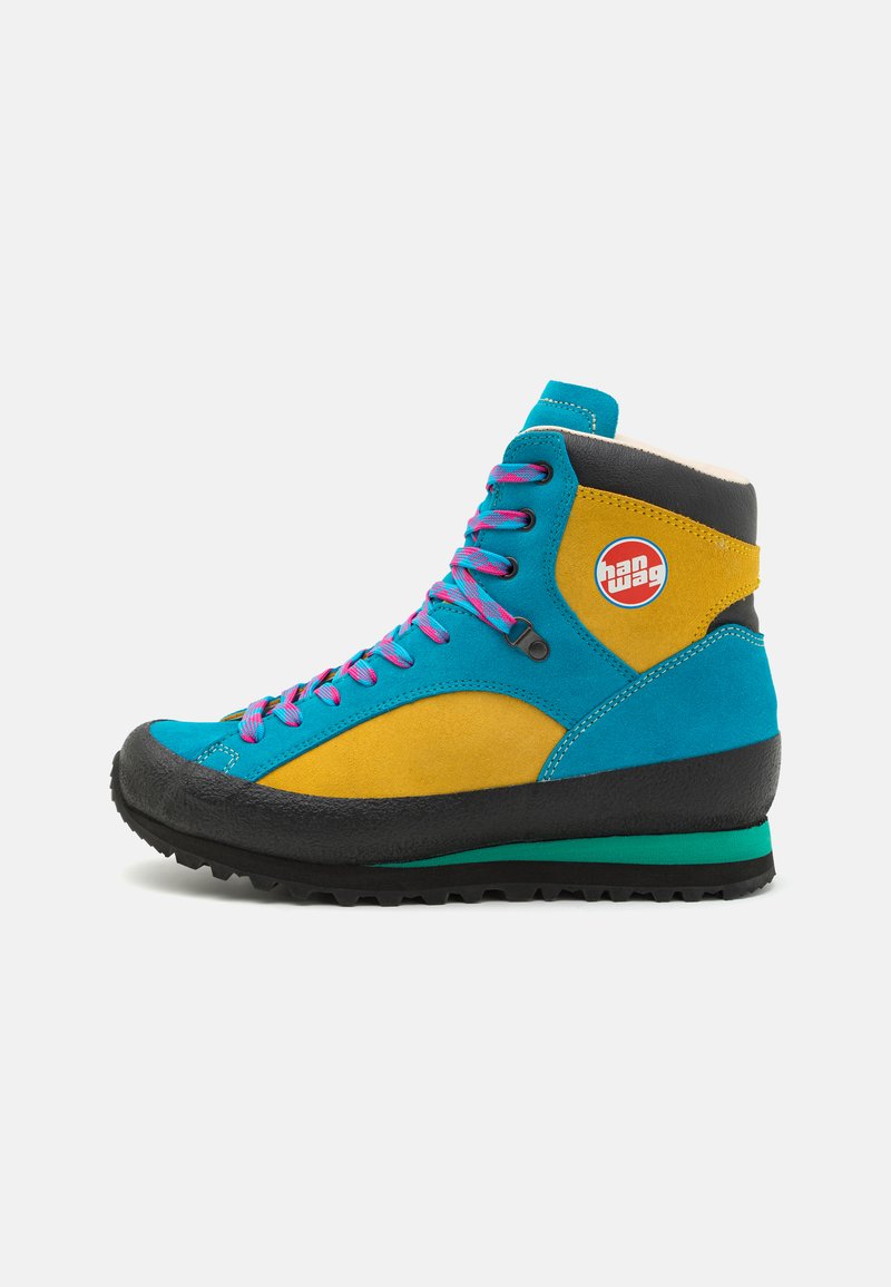 Hoge wandelschoenen in blauw, geel en zwarte suede. Kenmerken zijn onder andere roze veters, een gestructureerde zwarte zool en een rond logo aan de zijkant.