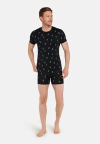 Svart bomulls t-shirt med blåa mönster, tillsammans med matchande svarta shorts med samma design; korta ärmar, figurnära modell.