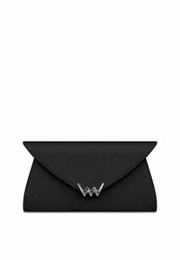 Černá kožená kabelka s trojúhelníkovou klopou a stříbrným ostrým kovovým detailem na přední straně. Elegantní, hladký povrch bez dalších vzorů.
