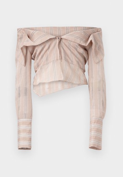 Top a spalla scoperta a righe in morbido tessuto rosa, con un davanti arricciato, maniche lunghe e strisce bianche decorative lungo le maniche.