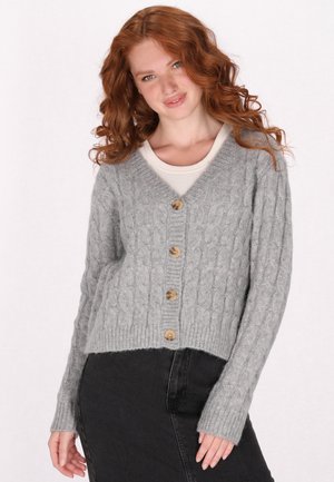 Grijze gebreide cardigan met een kabelpatroon, v-hals en vijf houten knopen. Beschikt over lange mouwen en een cropped ontwerp.
