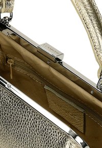 Metallisch goldene Handtasche mit strukturiertem Äußeren, Druckverschluss, beiger Stoffauskleidung und Innenreißverschlussfach für sichere Aufbewahrung.