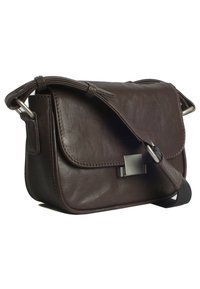 Borsa a tracolla in pelle marrone con chiusura a pattina magnetica, accessori in argento e tracolla regolabile. Presenta una texture liscia e una forma compatta.