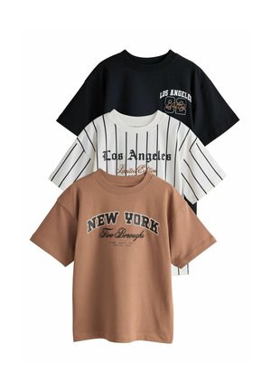 Drei T-Shirts mit kurzen Ärmeln in Schwarz, Weiß mit schwarzen Streifen und Braun, jeweils mit städtisch inspirierten Textdrucken auf der Vorderseite.