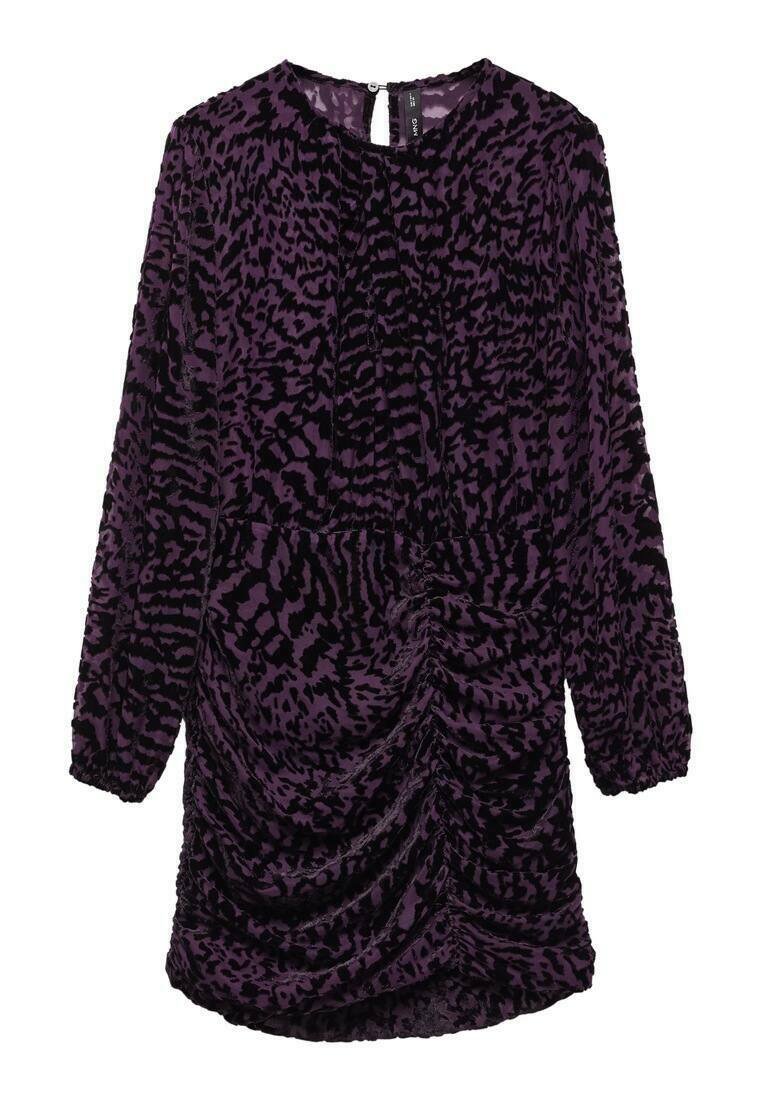 Robe en velours violet avec un motif texturé de pelage animal, des manches longues, un col rond et des détails froncés à l'avant.