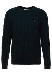 Donkergroene kabelgebreide trui met een ronde hals, geribde boorden en zoom, met een klein geel logo op de borst.