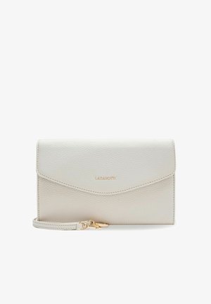 Helles graues Lederportemonnaie mit strukturiertem Finish, goldenen Hardware-Details und Klappenverschluss. Beinhaltet einen abnehmbaren Trageriemen.