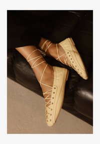 Sélectionné, butter yellow