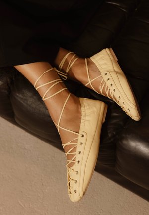 Bronx SER-AJAA - Μπαλαρίνες - butter yellow