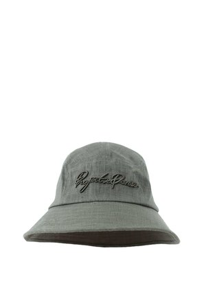 Un chapeau seau gris en tissu texturé avec un large rebord et un texte brodé "Project de Paris" à l'avant.