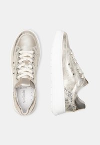 Metallisch silberne Sneakers mit strukturiertem Finish, Schnürsenkeln und einer weißen Gummisohle. Sie verfügen über Glitzerakzente und eine gepolsterte Einlegesohle.