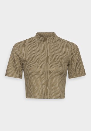 Haut court à manches courtes marron avec col montant, présentant un motif rayé ondulé et un tissu texturé.