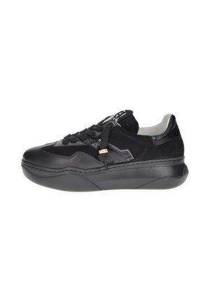 Sneaker neri con una combinazione di pelle liscia e suede, forma rotonda, suola spessa e accenti sottili con dettagli sui lacci e sul logo.