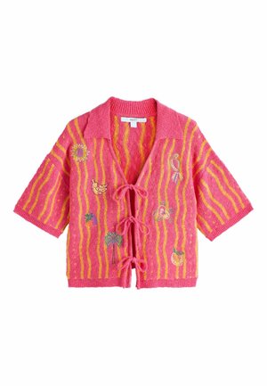 Rosa Strickjacke mit kurzen Ärmeln und gelben vertikalen Streifen, vorne mit Bändern zum Knoten, verziert mit bunten, gestickten tropischen Motiven wie Sonne, Bananen und Palme.