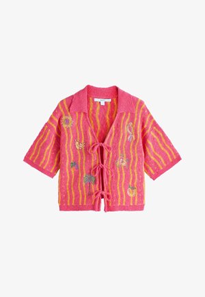 Pink kortærmet strikket cardigan med gule lodrette striber, bindebånd foran og farverige broderede tropiske motiver inklusive sol, bananer og palmetræ.