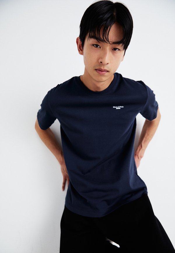 SHORT SLEEVE LOGO ON CHEST - Basic T-shirt