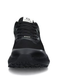 Sneaker nera con tomaia in sintetico liscio, lacci testurizzati e suola ammortizzata. Presenta il marchio GORE-TEX per l'impermeabilità.