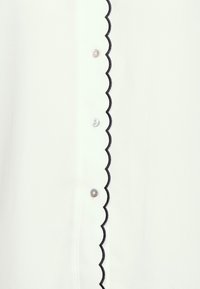 ONLY Petite ONLGABRIELLA SCALLOP - Blusa com botões - cloud dancer