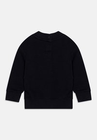 Črn pulover s krojnim ovratnikom, rebrastimi manšetami in robom. Ima majhen gumb za zapiranje na zadnji strani ter čiste šivane podrobnosti.