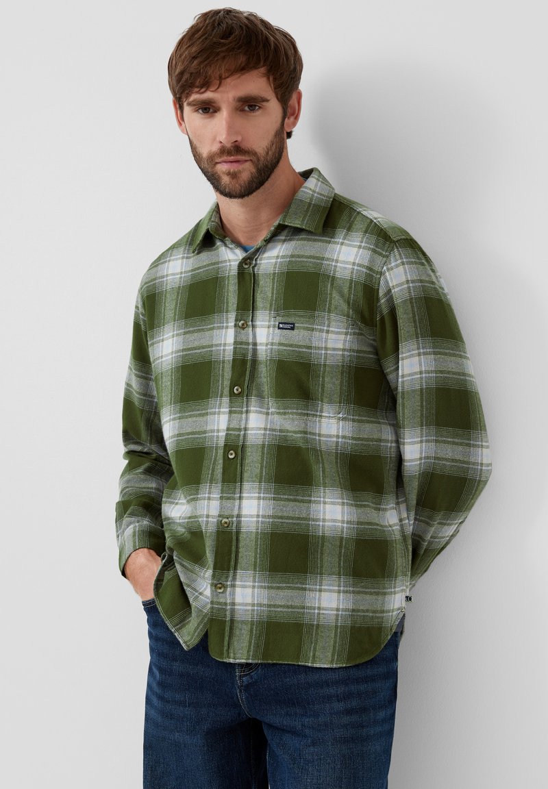 Zielona i biała flanelowa koszula w kratę z zapięciem na guziki, z małą etykietą na piersi i długimi rękawami. Prosty kołnierzyk.