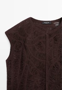 Tmavě hnědý tílko bez rukávů s propracovaným texturovaným střapcovým vzorem a kulatým výstřihem, označené Massimo Dutti.