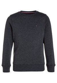 Felpa grigia scura con colletto tondo, polsini e orlo a coste, caratterizzata da un piccolo logo sul petto in rosso, bianco e blu. Morbida al tatto.