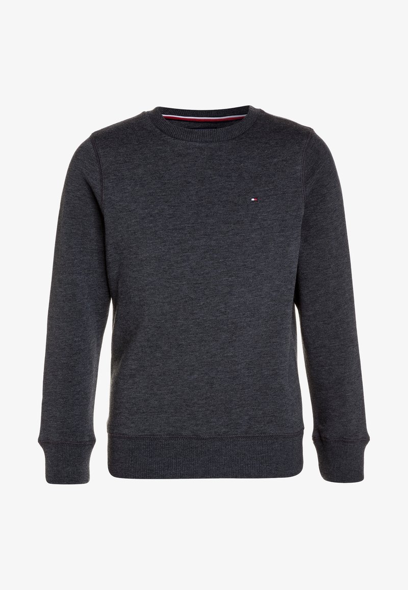 Felpa grigia scura con colletto tondo, polsini e orlo a coste, caratterizzata da un piccolo logo sul petto in rosso, bianco e blu. Morbida al tatto.