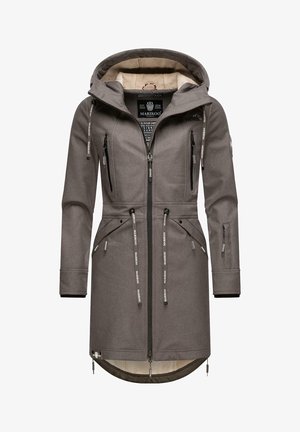 Jachetă gri impermeabilă, dotată cu glugă, multiple buzunare cu fermoar, șnururi reglabile și o spate mai lung. Textură netedă cu un finisaj mat.