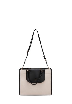 Rechteckige beige Handtasche mit schwarzer Klappe, zwei Griffen und verstellbarem schwarzem Schulterriemen, mit kleinem goldenem „D“-Emblem auf der Klappe.