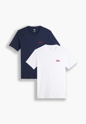 Deux t-shirts à manches courtes : un bleu marine et un blanc, tous deux avec un logo « Levi's » rouge sur la poitrine, fabriqués en tissu coton.