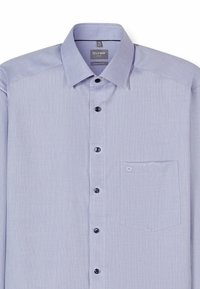 Hellblaues Herren-Hemd mit Knopfleiste aus strukturiertem Stoff, klassischem Kragen, schwarzen Knöpfen und Brusttasche, gekennzeichnet als OLYMP Luxor Comfort Fit.