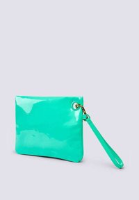 Clutch bag in pelle verniciata turchese con finitura liscia, tracolla e accessori in metallo. Forma rettangolare compatta.
