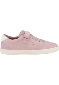 Sneaker in suede rosa con chiusura in velcro, sistema di lacci, dettagli perforati e suola in gomma bianca. Texture liscia con punta arrotondata.