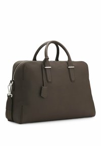 Sacoche pour ordinateur portable en cuir marron foncé avec deux poignées supérieures, accents en métal argenté et une bandoulière amovible. Fermeture éclair.