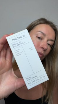 Biodance Skin Glow Vital Ampoule i en hvit rektangulær eske med svart tekst. Inneholder laktobacilluskompleks, hyaluronsyre, ceramid. 50 ml.