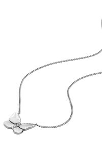 Zilveren ketting met een gedetailleerde vlinderhanger, voorzien van gegraveerde vleugelpatronen en vier kleine ingelegde kristallen, aan een fijne ketting.