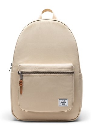 Mochila beige de Herschel con bolsillo frontal con cremallera y tirador de cremallera de cuero, etiqueta rectangular blanca de la marca y asa superior para llevar.