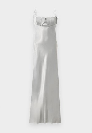 Sølv satin kjole med tætsiddende liv, scalloped halsudskæring og tynde stropper. Luftigt, gulvlængde design med en glat, blank overflade.