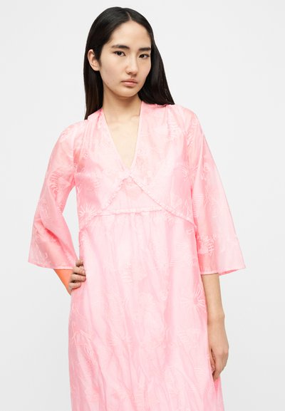 Ροζ κεντημένο φόρεμα με λαιμόκοψη σε σχήμα V, μανίκια τριών τετάρτων και λουλουδένια σχέδια. Ελαφρύ ύφασμα με ρέουσα σχεδίαση.