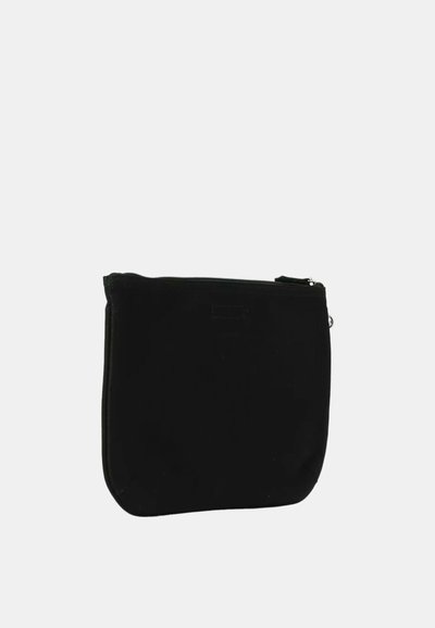 Funda negra con cremallera hecha de una tela suave, con forma rectangular y costuras sutiles. Sin patrones visibles ni detalles de herrajes.