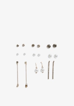 Set di orecchini che include tonalità dorate e argentate, perle e accenti di strass in diverse forme: cerchi, pendenti e catene.