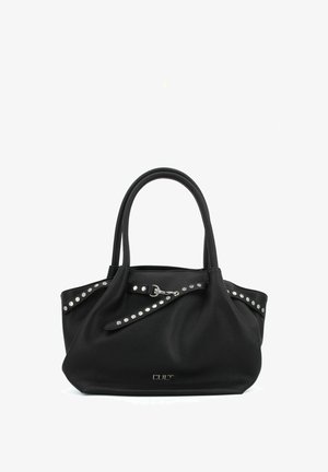 Borsa a mano in pelle nera texturizzata con doppi manici, cinghie diagonali borchiate in argento e logo del marchio "CULT" in argento sul davanti.