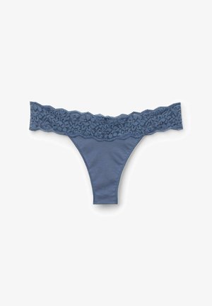 Blauwe stringonderbroek met een brede kanten tailleband. De stof is zacht, met een gladde textuur en een golvende kanten rand met bloemmotieven.