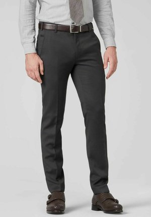 Grau maßgeschneiderte Hosen aus einem glatten Material, mit geradem Schnitt, Fronttaschen und einem dezenten Glanz. Getragen mit einer gemusterten Krawatte und Schuhen.